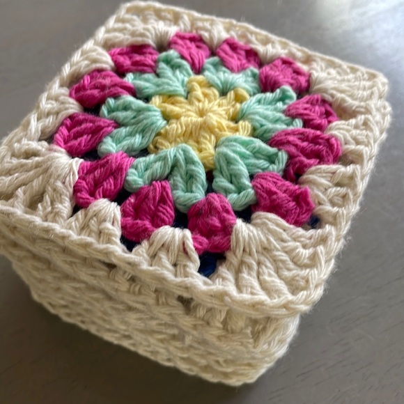 12 Crocheted Granny Squares 100% Cotton w Off-White Edge For DIY Crafts Pretty! - Picture 4 of 6